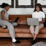 gambar dua wanita sedang mengatur e-commerce