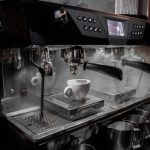 Gambar cangkir di mesin kopi